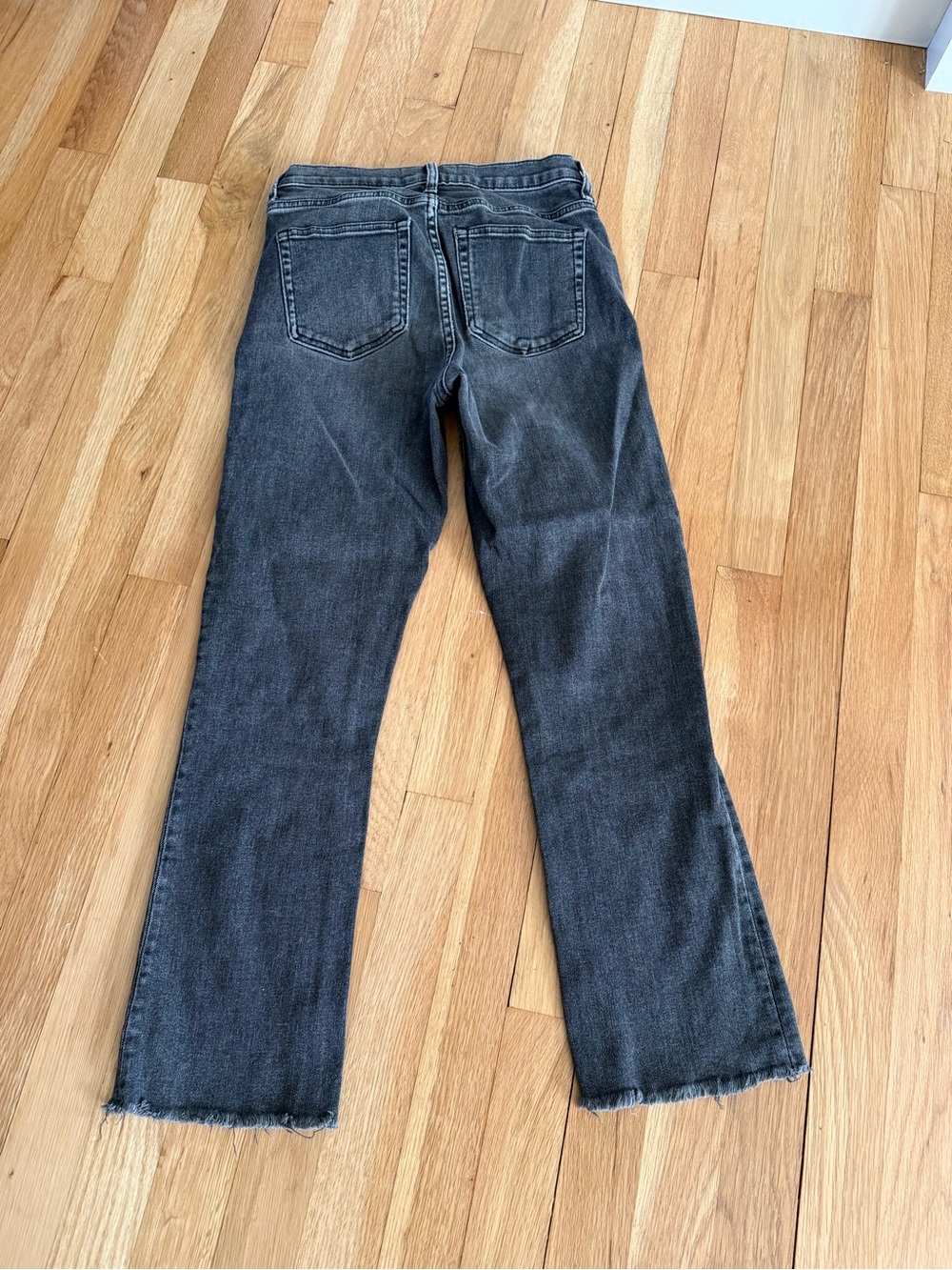 Everlane 90s Cheeky Jeans with Raw Hem - Picture 4 of 8